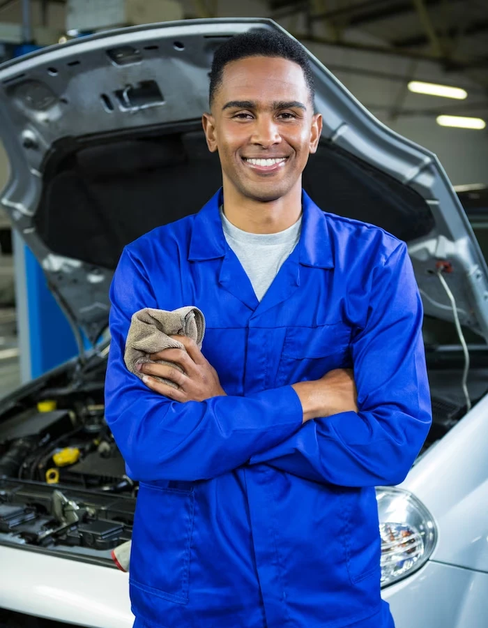 mecanico en taller de mecanica de autos cali, colombia